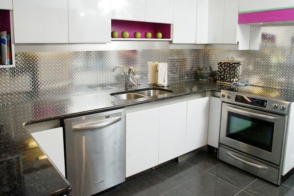 Diamond plate as a backsplash in a home kitchen