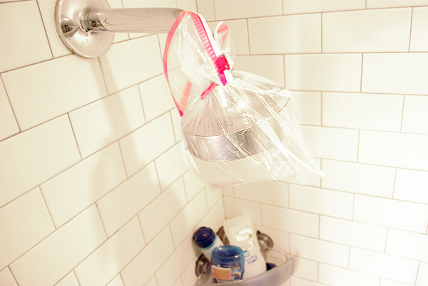 bag of vinegar cleans your showerhead 