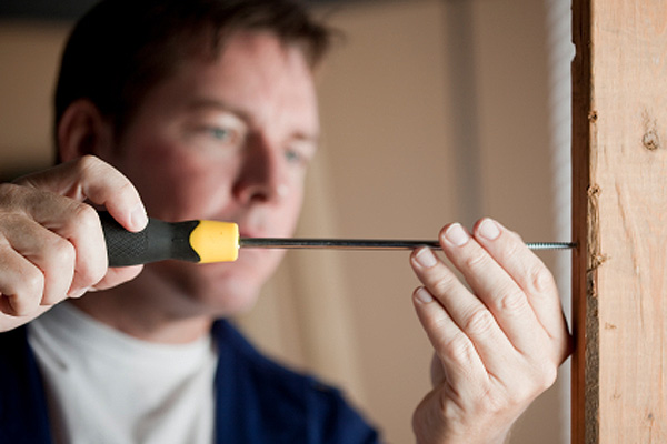 Man using a screwdriver