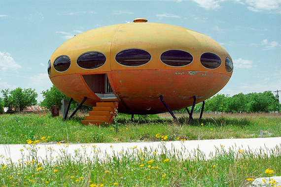 Texas Futuro Home Looks Like a Space Ship | Crazy House
