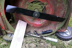 Changing the Blade on a Lawn Mower | Lawn Care Tips